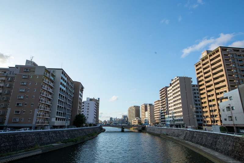 ビルやマンションが立ち並ぶように