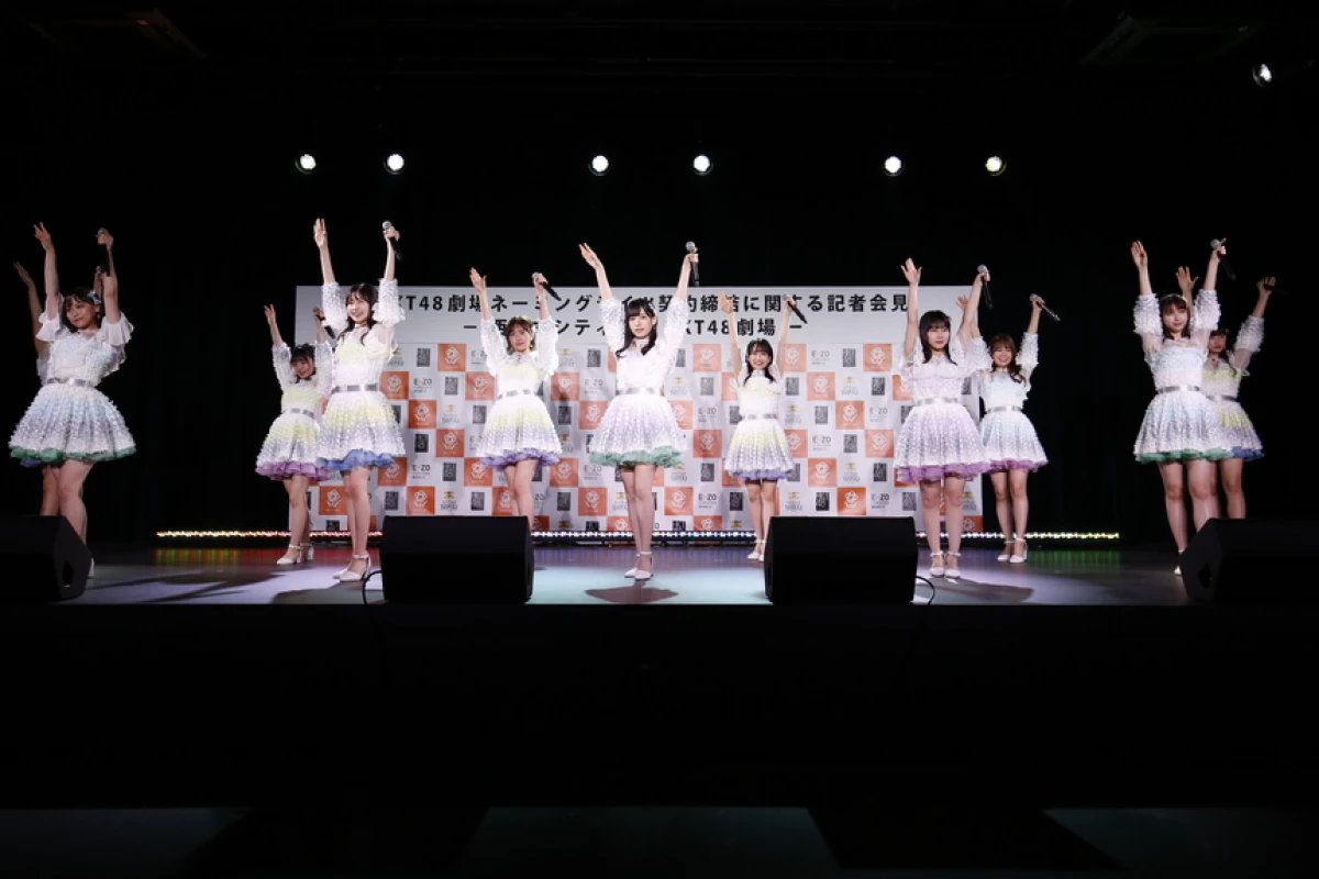 16名のメンバーがステージいっぱいに歌とダンスで「青春の出口」を披露 HKT48