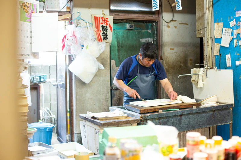 魚をさばく占部さん