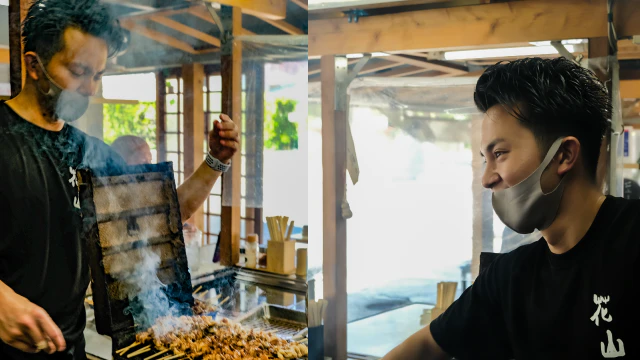 「花山」の焼き鳥は、素材にこだわり、自家製の塩を使用